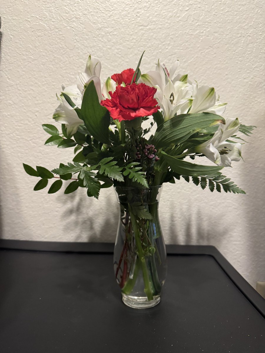 Pokay__'s tweet photo. So I asked @Chewy  yesterday to get a refund for meds that I didn’t get to fully use for my cat Herbert  that passed away recently, and they gave me a refund but this morning I woke up to them sending me flowers giving me their condolences? Thank you so much yall 😭 https://t.co/atq8O5FLgW