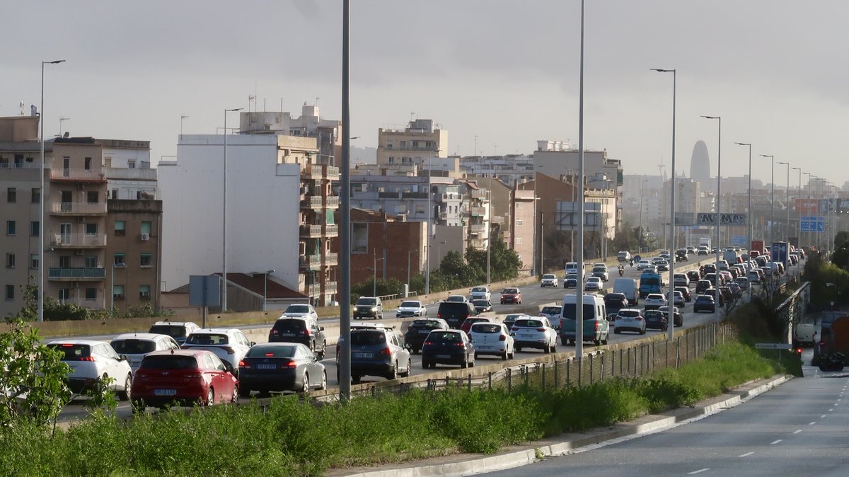 Això és la C31 al seu pas per #Badalona avui a la tarda. Una serp de cotxes (i els seus fums i sorolls) partint la ciutat pel mig, a pocs metres dels blocs on viuen milers de persones. +info: oriolllado.cat/tag/c31_5593/