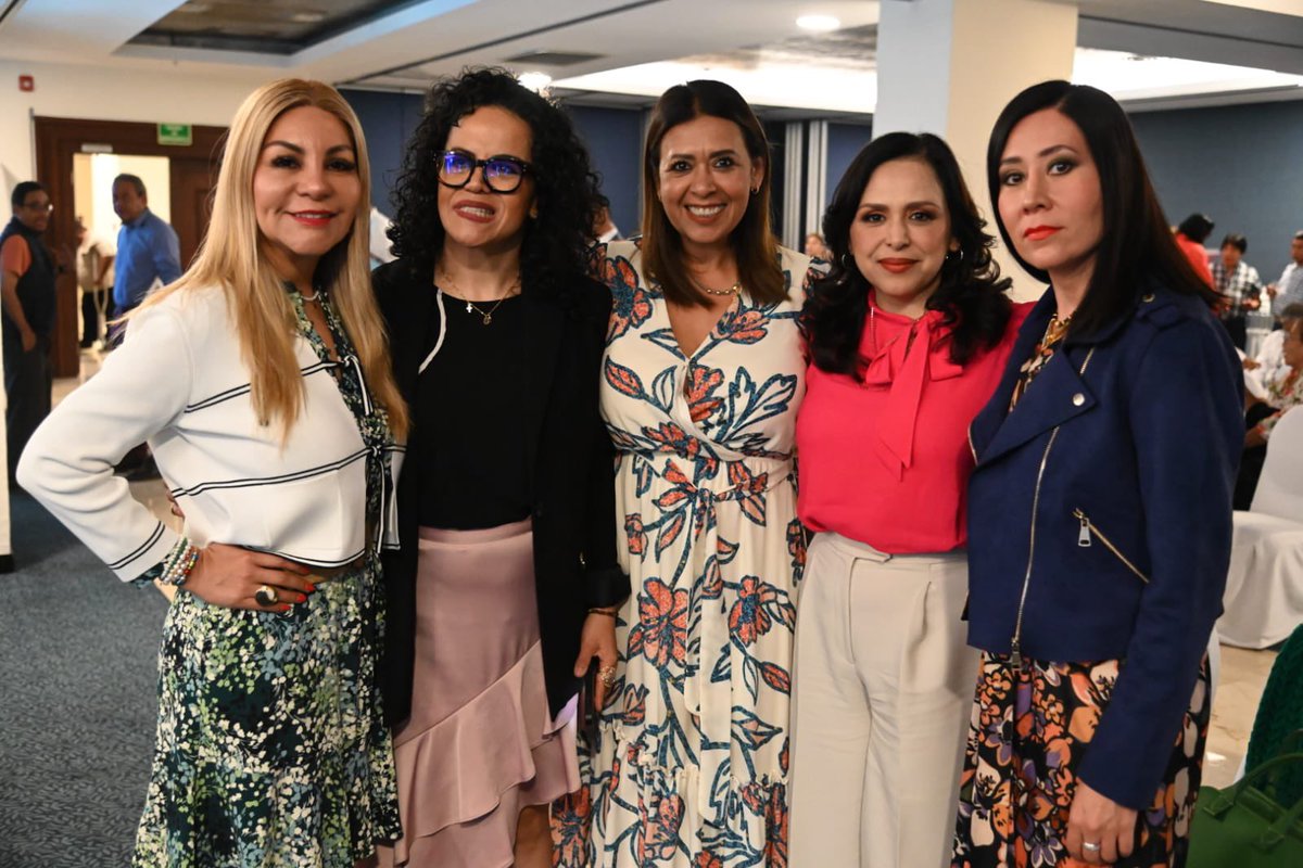 Un placer coincidir con las autoridades electorales <a href="/Tanis_Vas/">Tania Celina Vásquez-Muñoz</a>, <a href="/claudia_diazt/">claudia_diazt</a>, <a href="/LiliGarMont/">Lili García Montané</a>, <a href="/Marisol_OPLEVer/">Marisol Delgadillo</a> junto con mis compañeras del <a href="/RedParidad_Ver/">Capítulo Veracruz_Red Nacional MD Paridad en Todo</a>: <a href="/PerlascaLety/">Leticia Perlasca</a>, <a href="/iraismj/">Irais Morales Juárez</a>, <a href="/Anaivergara1/">AnaiVergara</a>, Nallely Ircid y Janet Paola del Valle.