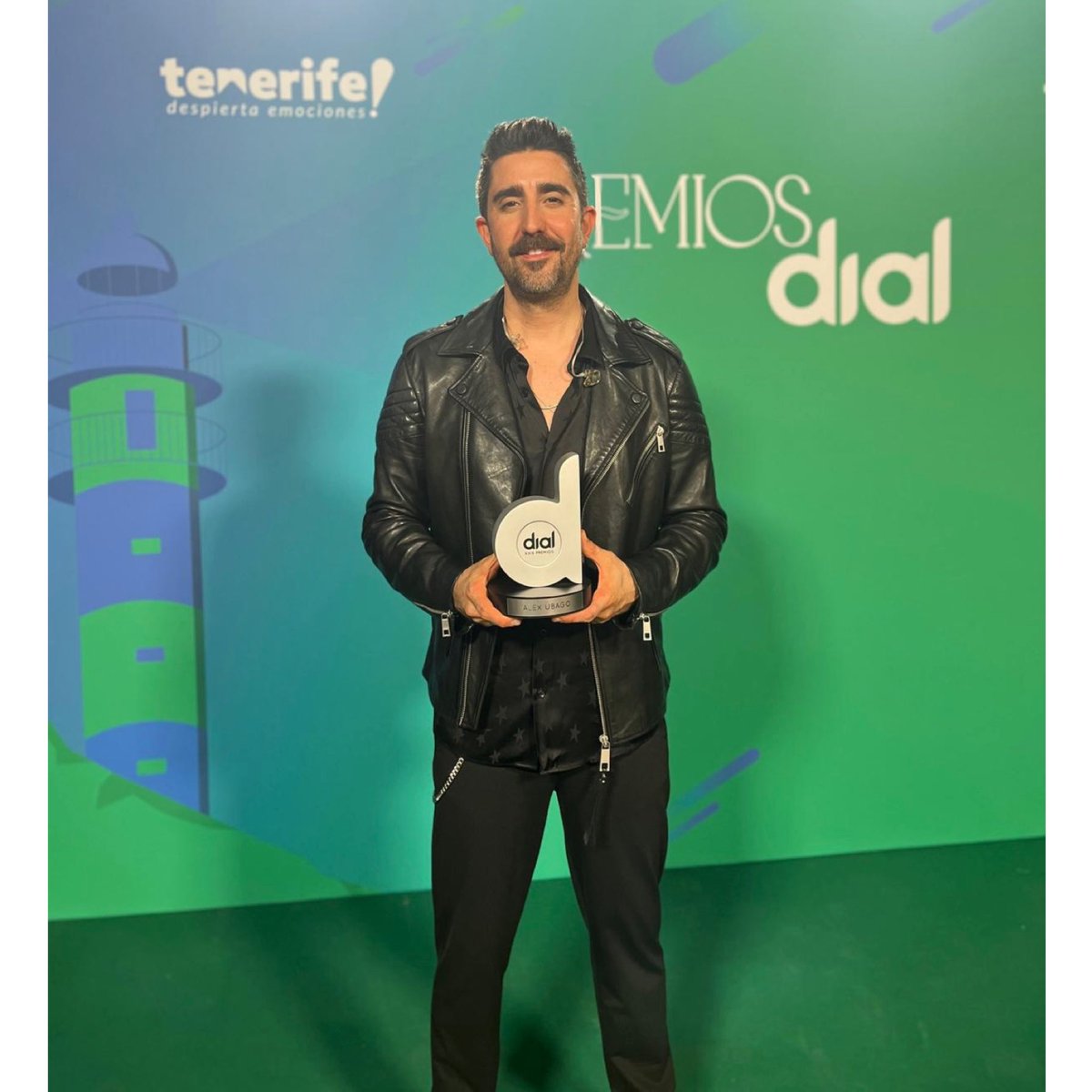 Noche para el recuerdo la de ayer en los Premios Dial en Tenerife!
Gracias <a href="/Cadena_Dial/">Cadena Dial España</a> por este nuevo premio, por vuestro apoyo durante tantos años y por ser un altavoz para la música en nuestro idioma. 🙏🏼❤️
#AlexUbago #PremiosDial #Tenerife #Musica