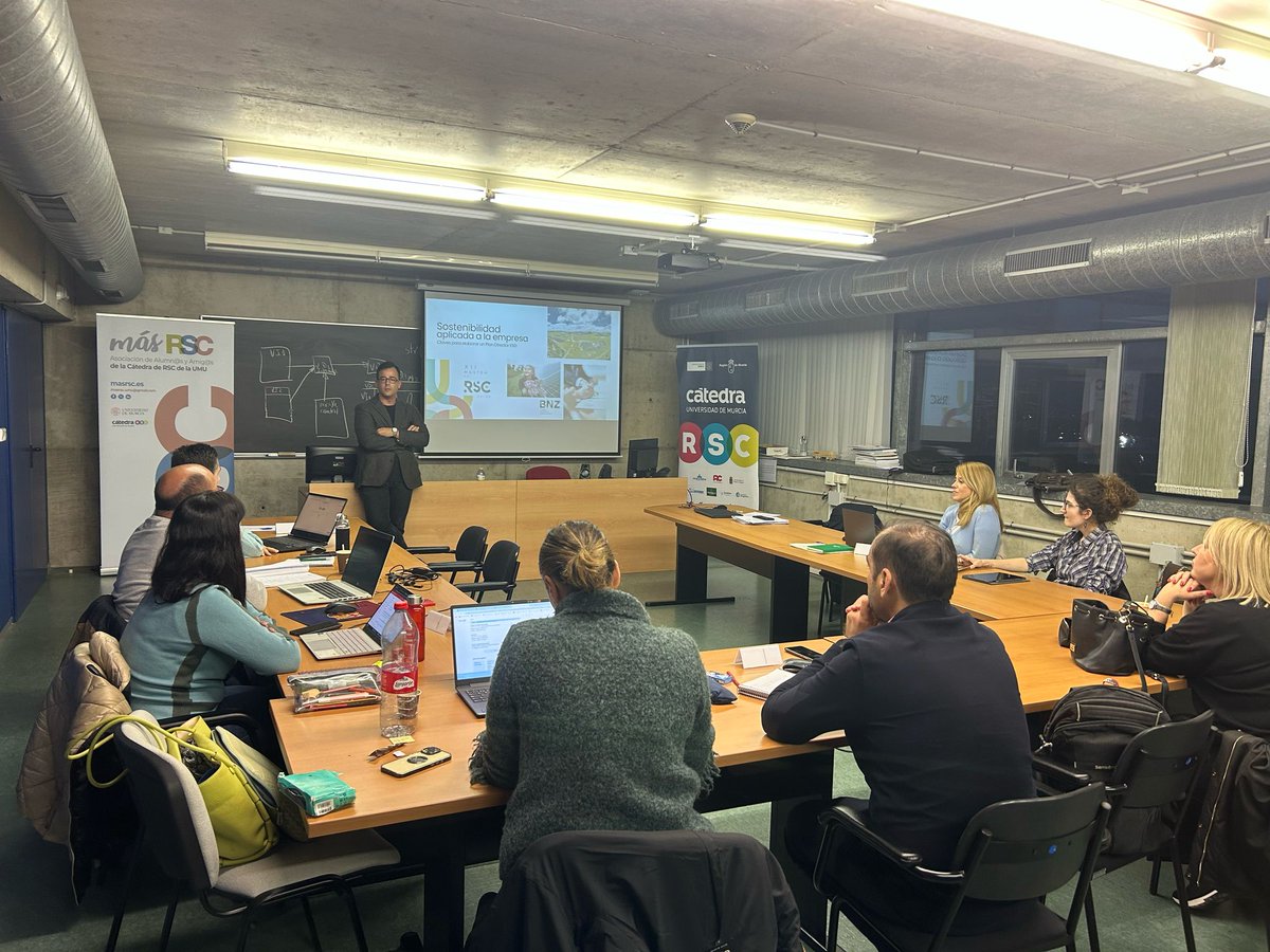 Catedra_RSC's tweet photo. MÁSTER RSC/ESG | Tras #HTBA y @Bolsalea, cerramos por esta semana las clases del XII @MasterRSC_es de la @UMU con:
🗣️♻️Ramón Gómez. ESG Manager, Strategy & Innovation de la compañía #BNZEnergy. La #sostenibilidad aplicada en la empresa.
ℹ️https://t.co/Ar8lKZLwsg https://t.co/t701wrYXJP