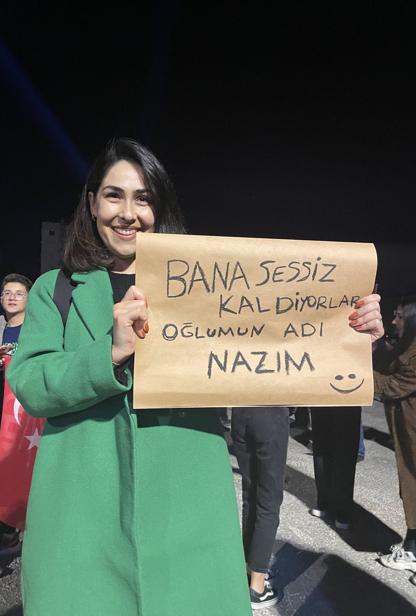 yüzünü kapatır mısın dedim,NE MÜNASEBET dedi🥹