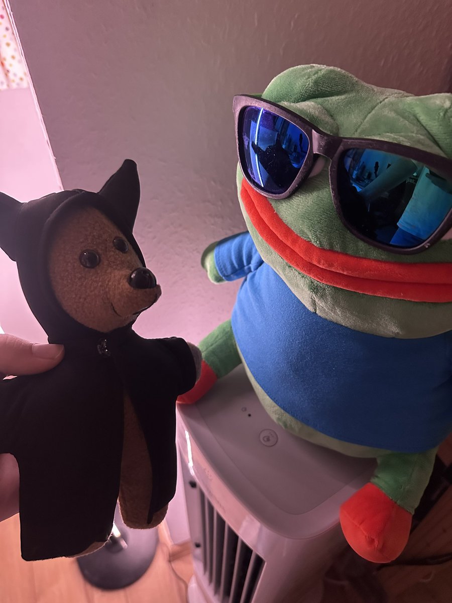 Mein <a href="/peepoPlushcom/">peepoPlush</a> hat einen neuen Freund gefunden <a href="/Julien_Bam/">JulienBam</a> 😍