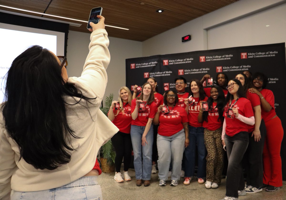 [JOB ALERT] We're looking for a <a href="/kleingraduate/">Klein Grad Programs</a> student to teach a high school summer workshop on photojournalism from July 8 to 18! 

Learn more here: bit.ly/4iGJAbL