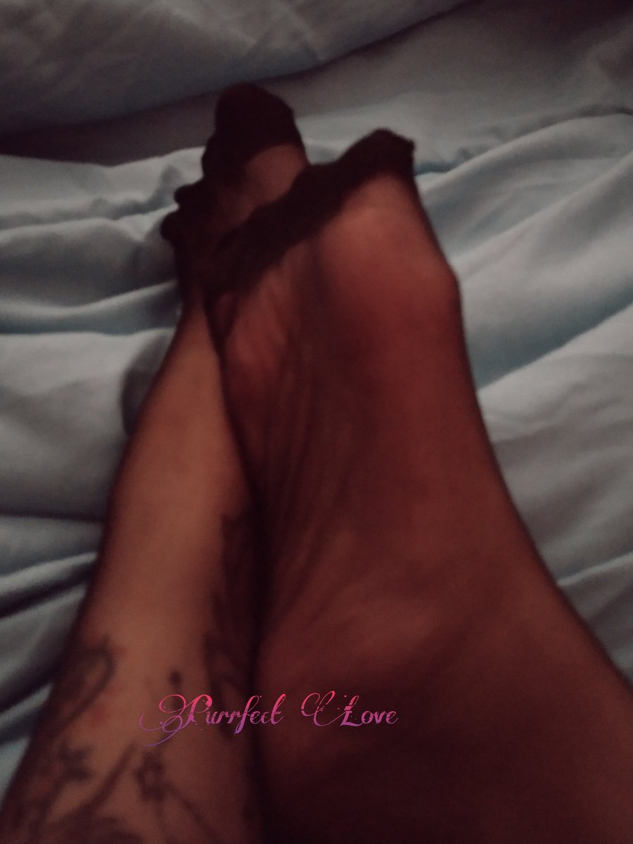 PerfectSkin19's tweet photo. Asi de suave la siento...🖤
#FelizViernesATodos #pieslindos #feetfetısh #footfetısh #lindodia #medias #suave #damemas https://t.co/Y15mqVJhs0