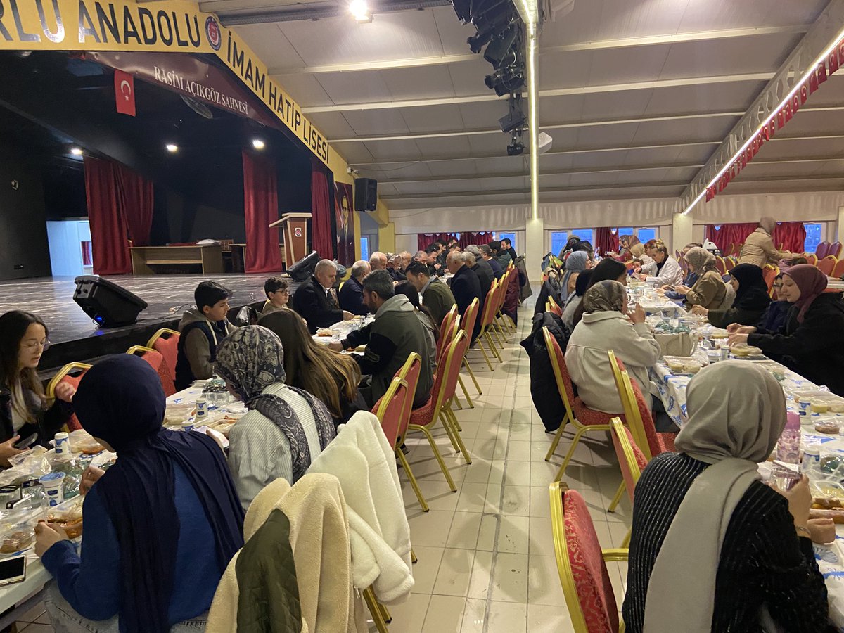 cimder59's tweet photo. Çorlu İmam Hatipliler Derneği (ÇİMDER) ailesi olarak on bir ayın sultanı ramazanı şerifin son günlerinde Çorlu Anadolu İmam Hatip Lisesinde üyelerimiz ve öğretmenlerimiz ile iftar sofrasında bir araya geldik.
@onderihl @OnderGenclik https://t.co/ZiIksPPmBT