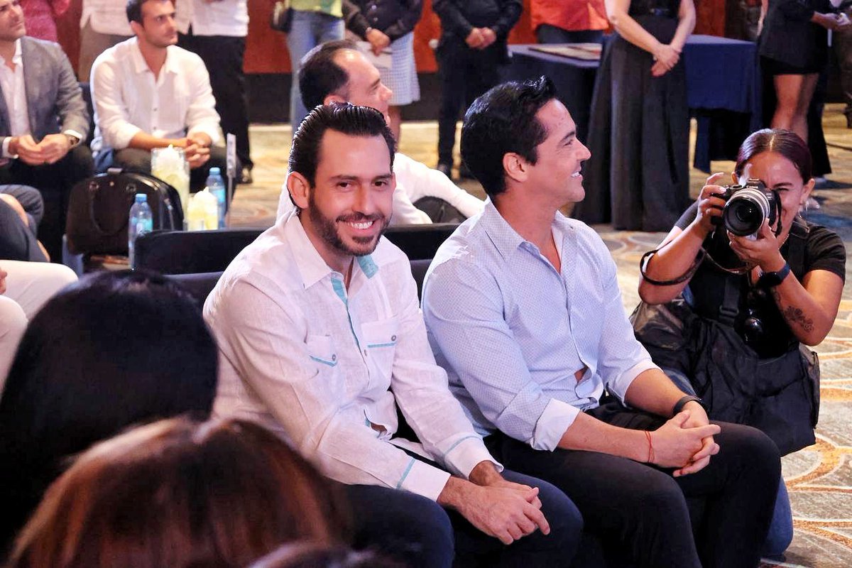 bernardocuetomx's tweet photo. Acompañamos a la gobernadora @MaraLezama en la toma de protesta del nuevo Consejo Directivo de la Asociación de Hoteles de #Cancún, #PuertoMorelos e #IslaMujeres, encabezado por Rodrigo de la Peña Segura.

Felicidades a Rodrigo por este nuevo reto y nuestro reconocimiento a Jesús Almaguer por su compromiso con el sector. Reafirmamos nuestra disposición para seguir trabajando en conjunto para que el éxito del turismo se traduzca en bienestar para #QuintanaRoo.