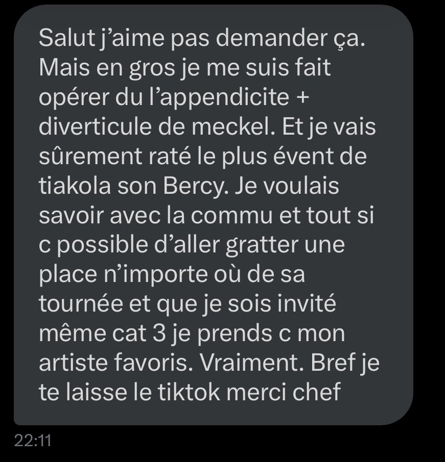 LmdTiakola's tweet image. Ça fait 3 ans qu’il attendait le Bercy de @Tiakola_Meloo et voila à 6 jours il se retrouve à l’hôpital pour une appendicite..

Tout ce qu’il souhaite c’est le voir en concert au mieux à Lille le 21 décembre

Il a besoin de votre force (@DimixRL) 🙏🏽