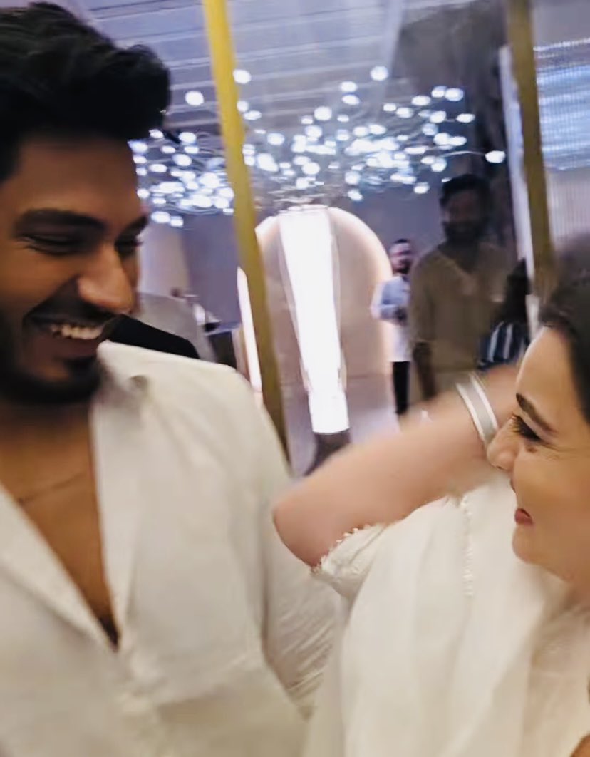 nabzwanderer's tweet image. Do you see me screaming?????😩😩😩😩😩😩😩😩
Damnnnnn, how cuteeeee is this😩😭😭🤍 twinning &amp;amp; being adorable as always🤍
Smile dekho😩😭🤍
@itsDiggyGang @ChahatPofficial 
#ChahatPandey #DigvijayRathee #DigHat