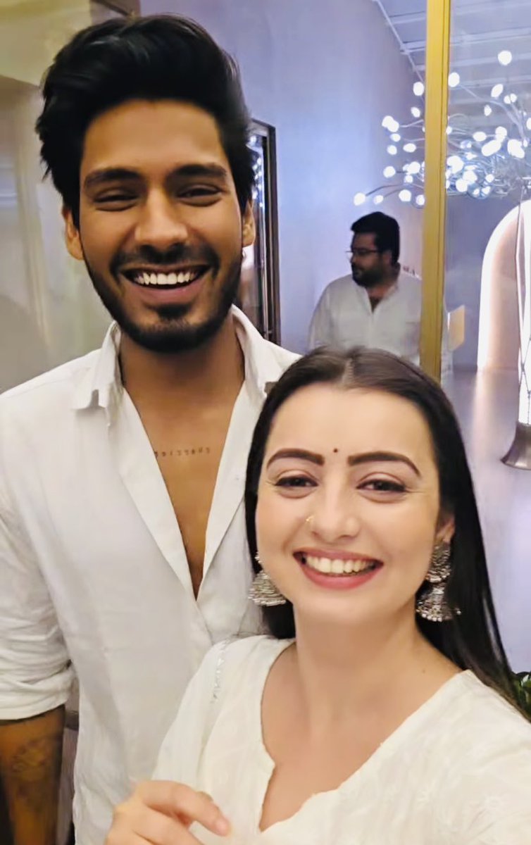 nabzwanderer's tweet image. Do you see me screaming?????😩😩😩😩😩😩😩😩
Damnnnnn, how cuteeeee is this😩😭😭🤍 twinning &amp;amp; being adorable as always🤍
Smile dekho😩😭🤍
@itsDiggyGang @ChahatPofficial 
#ChahatPandey #DigvijayRathee #DigHat
