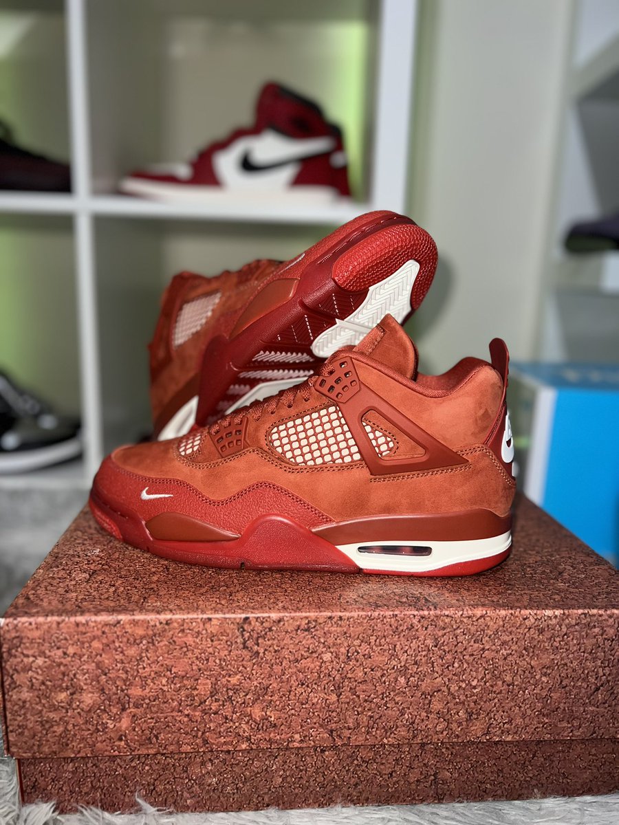 JsAllday31's tweet image. #mailcall  #Nigel #🧱 4s straight from London. I know my cousin was thinking this mfer really got me trying to hit on SNKRS from a whole other continent lol. I paid $50 for shipping and $280 total but that’s a lot better than paying that $450 resale price @snkr_twitr