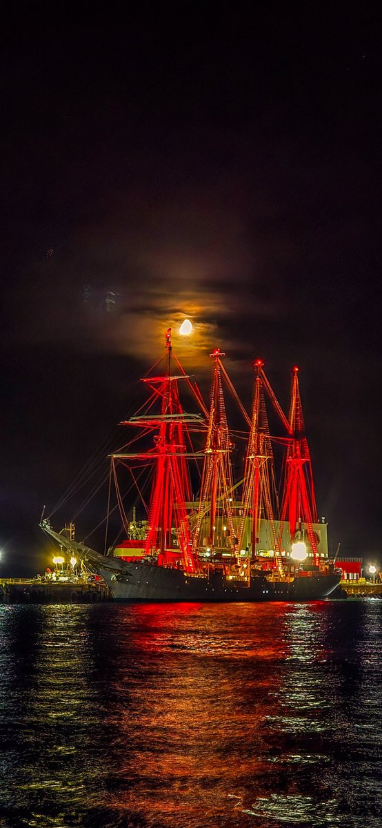 Juan Sebastian de Elcano en Punta Arenas .
Pocas fotos más bonitas .

Descansen.