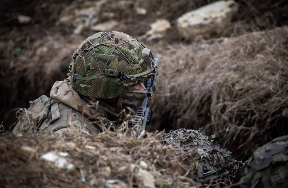 KennoSFSH's tweet photo. @PaulKenno demonstrating trench clearance to @KensingtonRoyal in Estonia today. 
@MercianRegiment #SFSH https://t.co/P5xL7p2lQW