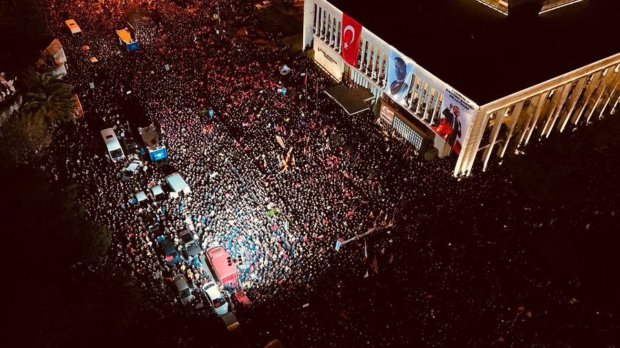 <a href="/ozgurcelikchp/">Özgür Çelik</a> Saraçhane'de milyonlar var milyonlar. 👏i
