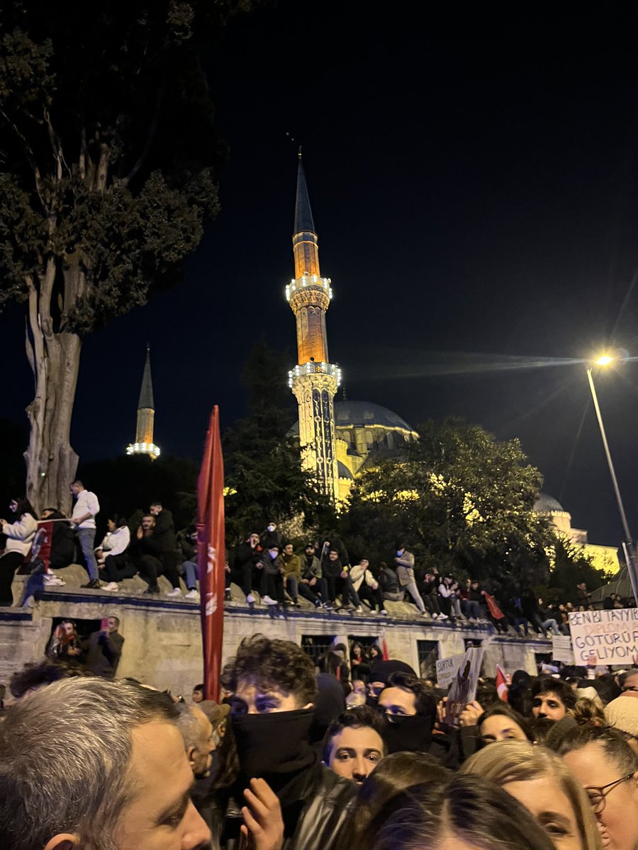 LorenzaMussini's tweet photo. Qualche momento della manifestazione ancora in corso a #Saraçhane stasera (21 marzo) https://t.co/Rx4RMVXvoO
