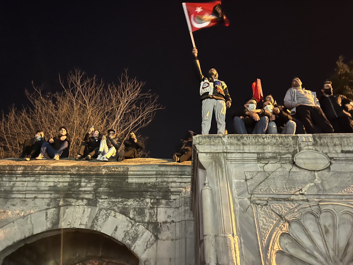 LorenzaMussini's tweet photo. Qualche momento della manifestazione ancora in corso a #Saraçhane stasera (21 marzo) https://t.co/Rx4RMVXvoO