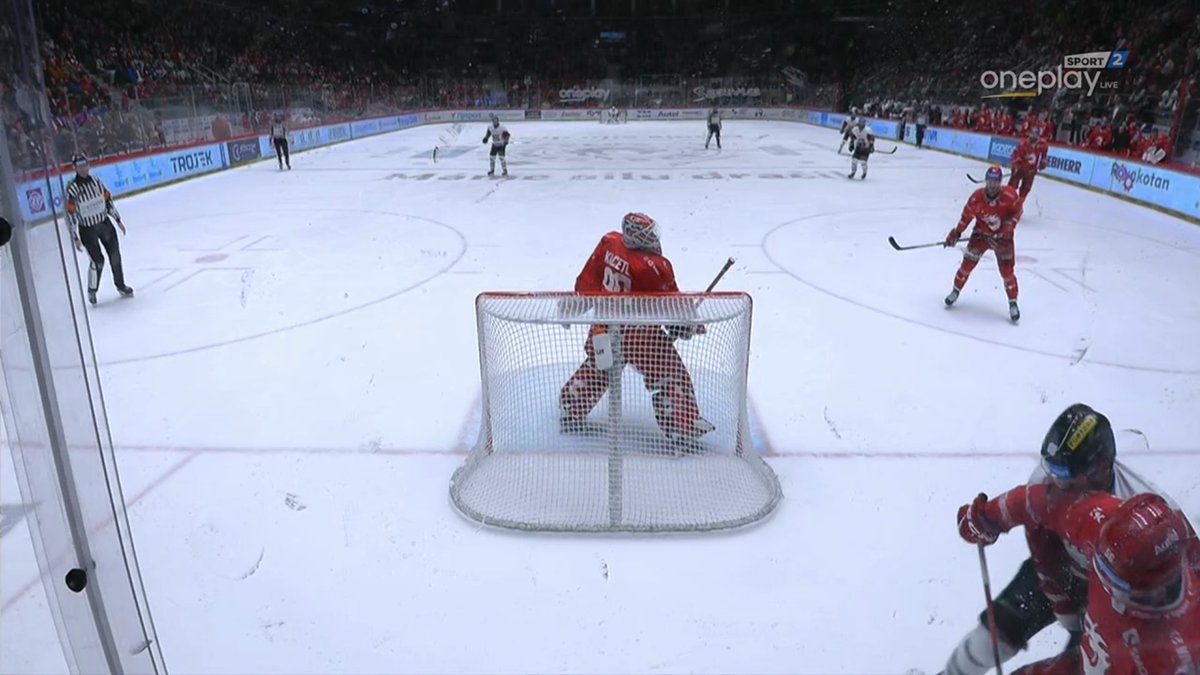 CzepiecPatrik's tweet photo. Marko Daňo dostává 2 minuty za faul loktem. https://t.co/99N9gks1lQ