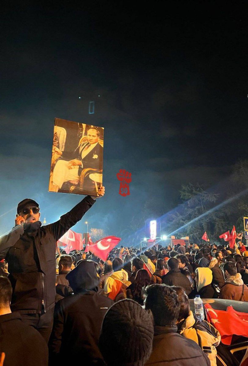 Bir genç, Saraçhane'ye Atatürk posteri ile geldi.