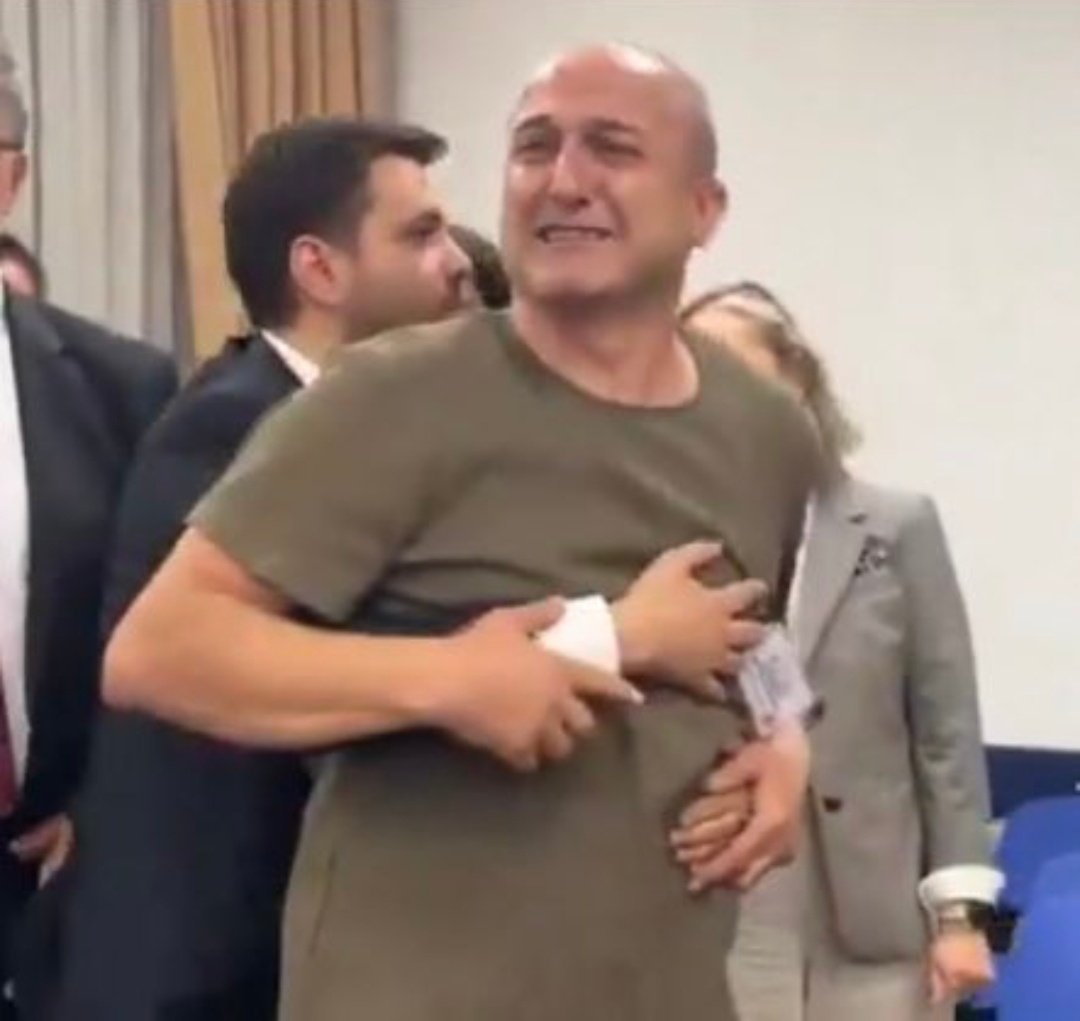 Reşit olduğumdan itibaren CHP'ye oy ve gönül vermiş bir vatandaşım.
Bizzat İmamoğlu'nun mitinglerine kilometrelerce yol yapıp destek olmuşum.
Gerektiğinde çevremdekilerle bu konuda kavga etmişim.
Başıboş köpek konusunda avazım çıktığı kadar partime seslendiğimde ise sesimizi
