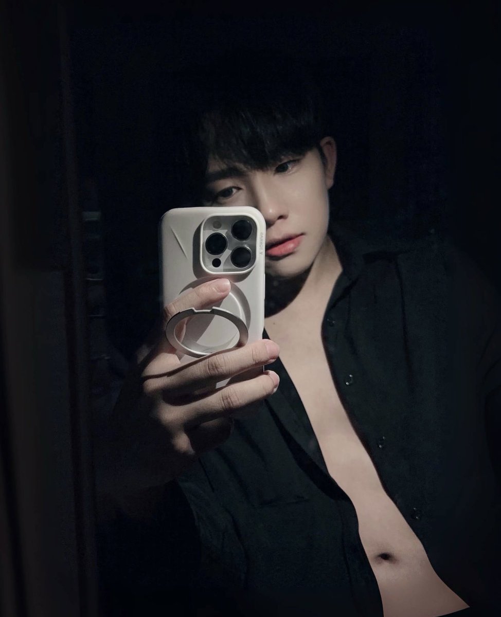 凌晨3:24 這時間有人看貼文嗎🤫
我以後要爭求一個人在旁邊幫我打燈
妳們知道一個人多難嗎
吃完生蠔好想做愛