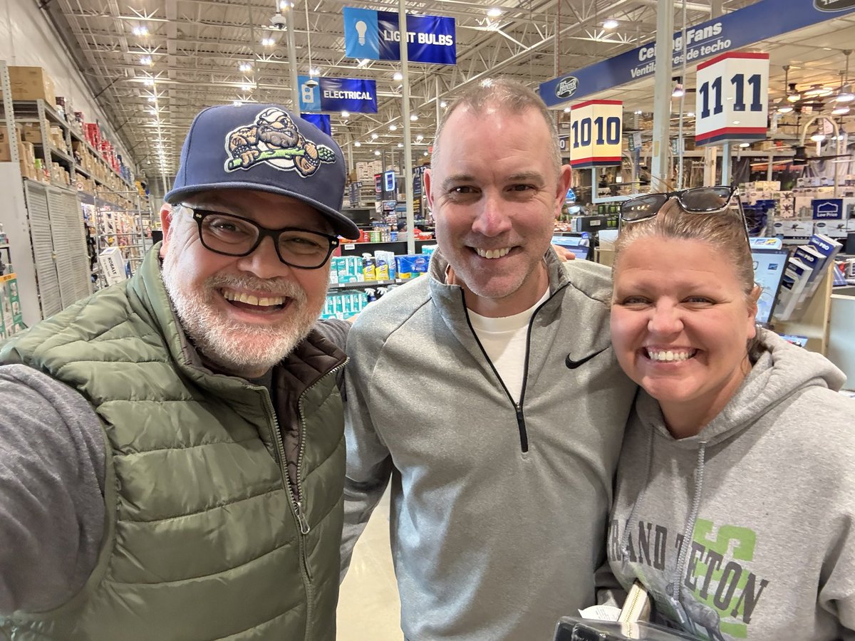 CheapSeatsPhoto's tweet photo. #CelebSighting this morning at the #FentonMo @Lowes | Head Coach of @NWLIONSFOOTBALL, @coachgerling! Great to see you this AM good sir! @NORTHWEST_LIONS @NorthwestRISD @NWR1Hecktor @nhslionscheer https://t.co/A4sodq7J0e