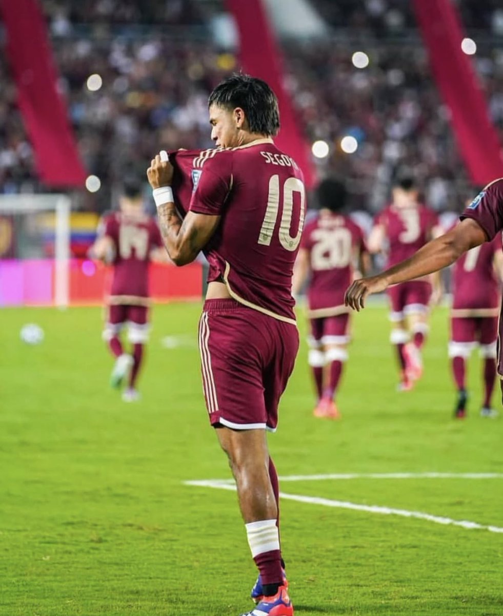 ¡Sorpresa en el XI Vinotinto! 

Los larenses Jesús Bueno y Telasco Segovia formarán la mitad de la cancha Vinotinto esta tarde.