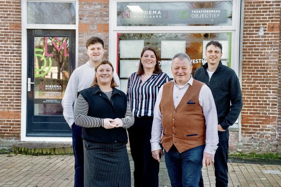 📦 Vorige week vrijdag zijn trouwe sponsoren Miedema Makelaars en Taxatiebureau Objectief beide verhuisd naar Sint Annaparochie. Reden voor onze sponsor commissie om er vandaag langs te gaan met een mooi bloemetje. 

Gefeliciteerd en succes toegewenst! 🙏

#FORZASCB #SCBerlikum