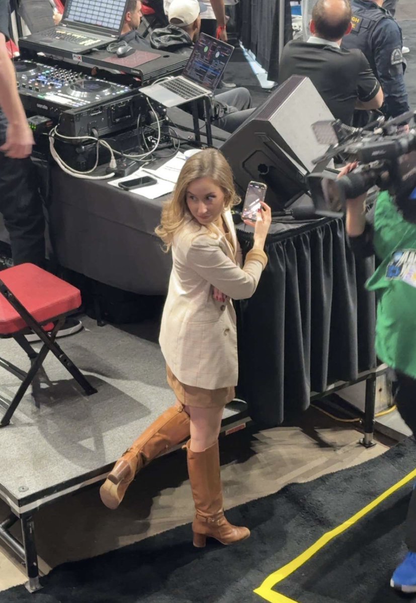AK_AllDay's tweet photo. @BaylorAthletics @HailState @MarchMadnessMBB  who is this on the media team?!? #TagHer https://t.co/R2G96qeBYi