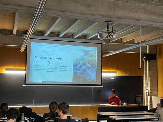 Pat Sillah (@patsillah) on Twitter photo Aquesta setmana he impartit una classe de l'assignatura de Reptes ambientals a alumnes del Grau de geografia i del Grau de Comunicació cultural de la <a href="/univgirona/">Universitat de Girona</a>. Hem parlat sobre globalització, canvi climàtic i migracions.Quin plaer compartir aquest espai amb un alumnat tant🔝 Aquesta setmana he impartit una classe de l'assignatura de Reptes ambientals a alumnes del Grau de geografia i del Grau de Comunicació cultural de la <a href="/univgirona/">Universitat de Girona</a>. Hem parlat sobre globalització, canvi climàtic i migracions.Quin plaer compartir aquest espai amb un alumnat tant🔝