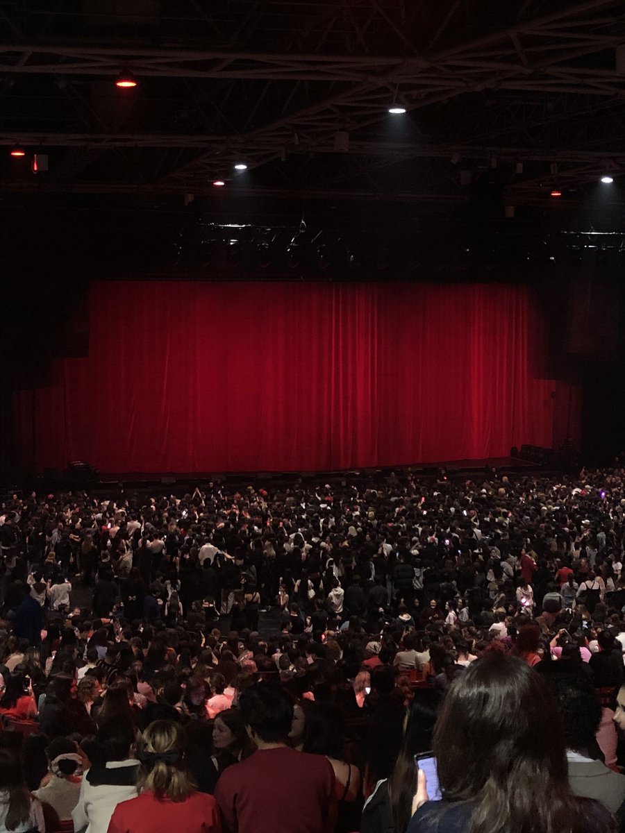 tinyelephantiz's tweet image. #RubyExperienceParis
#JENNIEinParis