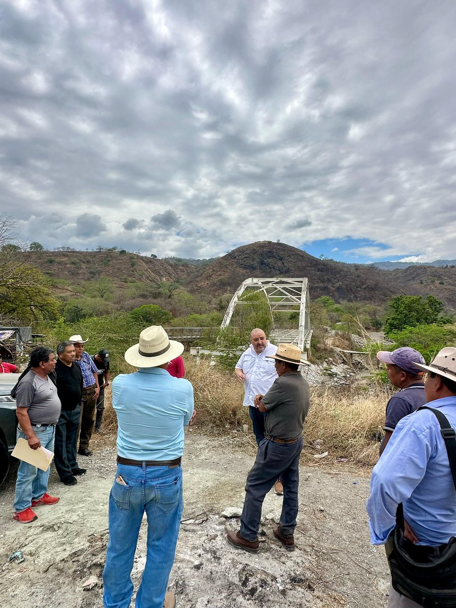 <a href="/CIV_Guatemala/">Ministerio de Comunicaciones</a> <a href="/BArevalodeLeon/">Bernardo Arévalo</a> <a href="/GuatemalaGob/">Gobierno de Guatemala 🇬🇹</a> 14 meses y las carreteras siguen abandonadas. San Juan Sacatepequez, San Raymundo, San Pedro y Chuarrancho. La ruta nacional 5, lejos está de ser ruta. Urge que despierten ministro <a href="/Diaz_1Miguel/">Miguel Angel Díaz Bobadilla</a>. Los comunitarios lo esperan para que