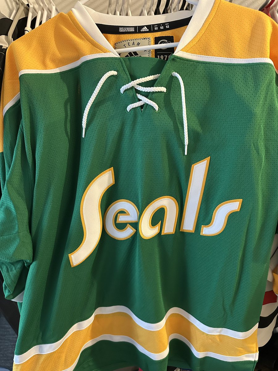 libbyscherbring's tweet image. jersey number 18!! thanks @HKYJersey for another awesome pull!