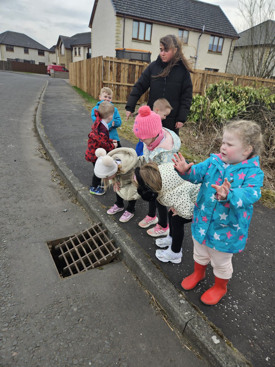 NetherburnPs's tweet image. #letterrecognition #netherburn #Outdoorplay @FroebelTrust @SLCLiteracy @SLCEarlyLearn 
The children enjoyed a walk around Netherburn looking for signs in their local environment. While out on their walk they enjoyed finding their own homes too