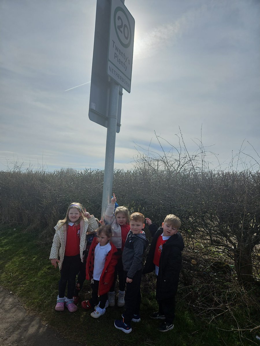 NetherburnPs's tweet image. #letterrecognition #netherburn #Outdoorplay @FroebelTrust @SLCLiteracy @SLCEarlyLearn 
The children enjoyed a walk around Netherburn looking for signs in their local environment. While out on their walk they enjoyed finding their own homes too