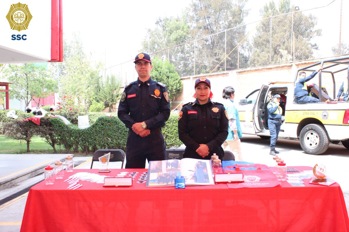 PBI_SSC's tweet photo. La #PBI de la @SSC_CDMX se sumó a la #FeriaDeSeguridad en el #CECATI 188 de @TlahuacRenace, con un #StandInformativo donde los uniformados compartieron información a las y los jóvenes sobre los servicios de la corporación a través de divertidas actividades y juegos. https://t.co/rn62hncdgr