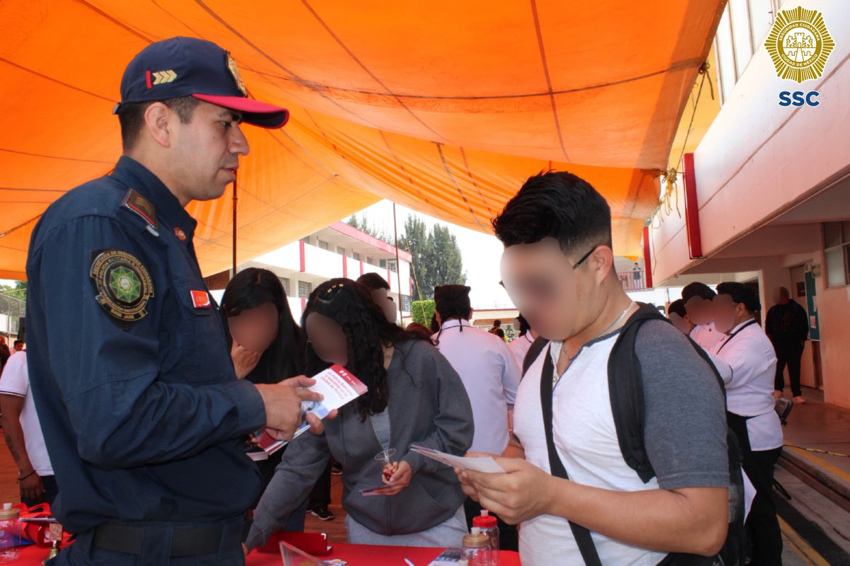 PBI_SSC's tweet photo. La #PBI de la @SSC_CDMX se sumó a la #FeriaDeSeguridad en el #CECATI 188 de @TlahuacRenace, con un #StandInformativo donde los uniformados compartieron información a las y los jóvenes sobre los servicios de la corporación a través de divertidas actividades y juegos. https://t.co/rn62hncdgr