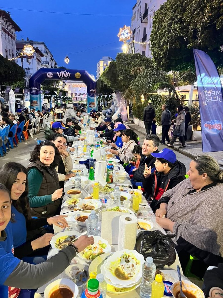 Alger ce soir : iftar collectif ❤🌙🇩🇿

#Algerie #Alger #الجزائر