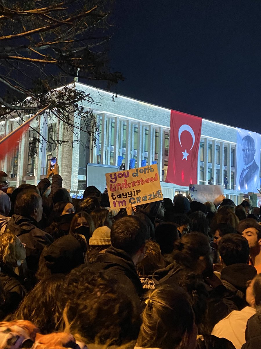 hellinasomeone's tweet photo. sanki bir halkın tüm özgürlük umutları  #sarachanedeyiz https://t.co/Rr0ZMZ5sP9