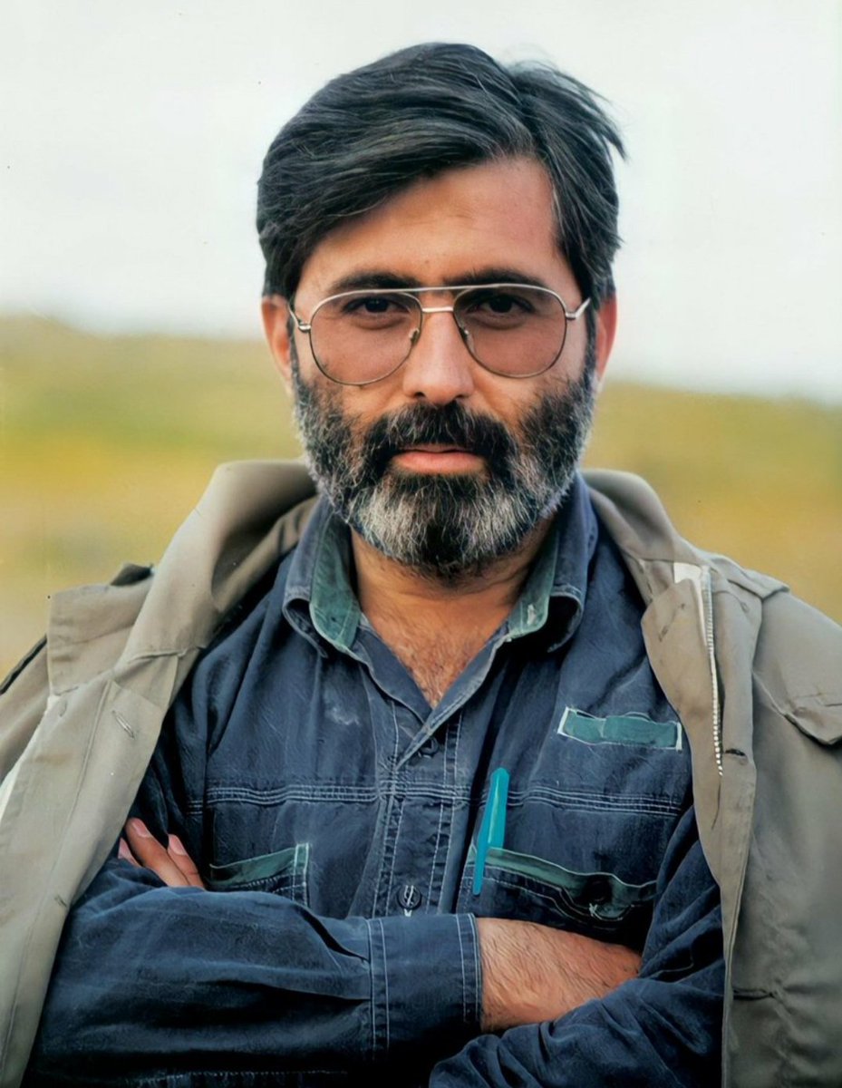 Bonyanon_Marsus's tweet image. 🌷در عالم رازی هست که جز به بهای خون فاش نمیشود.هنر آنست که بمیری،پیش از آنکه بمیراندت.مبدأ و منشأ حيات آنان اند كه چنین مرده اند.ای شهید،ای آنکه بر کرانه ازلی و ابدی تاریخ بر نشسته ای.دستی برآر و ما قبرستان نشینان عادات سخیف را نیز از این منجلاب بیرون کش.
"سید شهیدان اهل قلم"