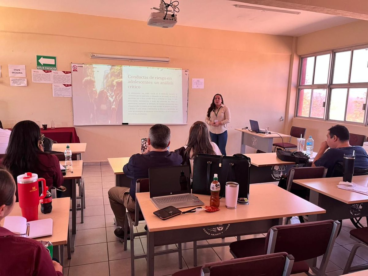 capaelfuerte's tweet photo. UNEME CECOSAMA EL FUERTE continua con las sesiones de DIPLOMADO EN PROMOTORIA PARA LA PREVENCIÓN DE ADICCIONES, dirigido a docentes de UAdeO Regional El Fuerte. En esta ocasión se impartió el tema Conductas de Riesgo en los Adolescentes, a cargo de Lic. Morelia Valenzuela. https://t.co/d3t2fRpPPN