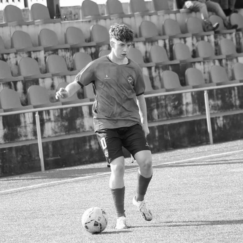 abracadeirapt's tweet photo. Yvann Costa Martins, atleta sub-19 da Oliveirense, faleceu após despiste na A41.

O jovem seguia caminho para o aeroporto para visitar os país na Suiça.

As manobras de desencarceramento duraram uma hora e o óbito foi declarado no local. https://t.co/AOuizvPf4X