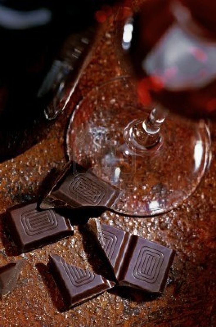 - Что же со всем этим делать?
- А просто бухать.
- Просто бухать предлагаете?
- Да, предлагаю. Целой бутылкой портвейна я располагаю. Можем начать прям сейчас.