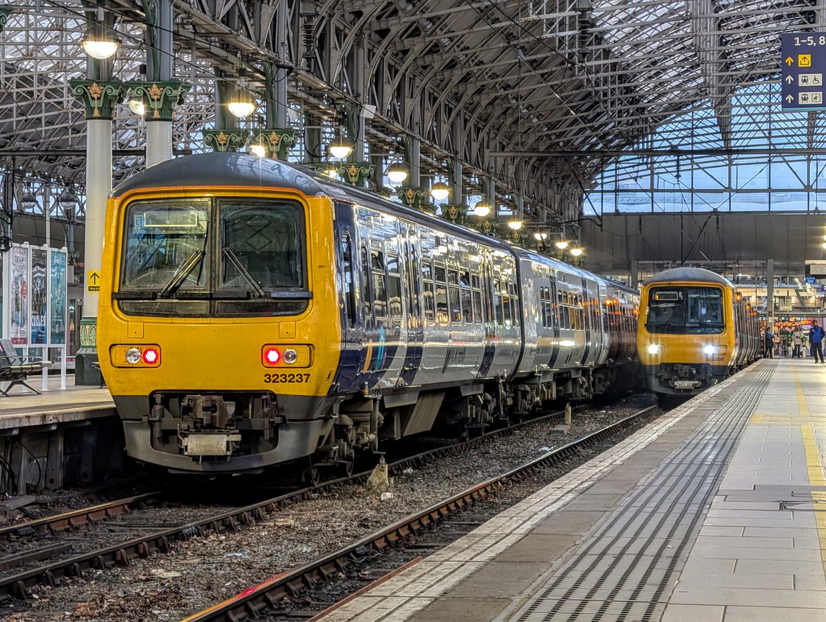 DownOnTheStour's tweet photo. Good evening from Man Pic π
What's there to do on a Friday Night? Well a surprise trip to Manchester that's what! π
Plenty of action at Piccadilly with tons of mega 323 tractionβ‘
#DOTS #railwayphotography #trainphotography #class323 #class397 #caf #class90 https://t.co/Hw4Y7T5dkX