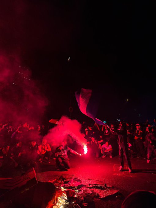 Di Bandung udah masuk ke fase sahur pake water cannon dan wangi mesiu, darah dari pelipis dan sirine yg gak berhenti mengaung menutupi pekik suara merbot masjid.