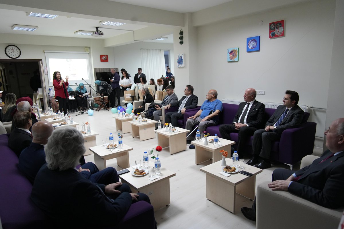Rektör Yardımcımız Prof. Dr. Turan Karadeniz proje ve yapılan ziyaret hakkında şunları ifade etti: “Öğrencilerimizin emekle ördüğü 60 battaniye, Babadağ Huzurevi’ndeki büyüklerimize hediye edildi. Bu ziyaret sadece bir sosyal sorumluluk değil; geçmişle bağ kurmak, büyüklerimizden