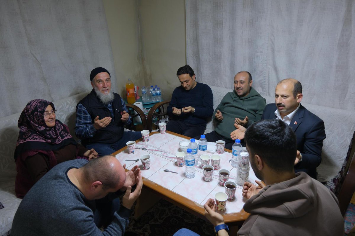 GSB_Samsun's tweet photo. Canik Erkek Yurdumuzun  öğrencileriyle beraber Öküş ailesinin iftar sofrasını misafir olduk. İl Müdürümüz Feyzullah Dereci'nin de yer aldığı iftarda Ali amcamızla sohbet ederek 'Yalnız Değilsiniz' programını gerçekleştirdik.
#YurdumdaRamazan https://t.co/oiI3A4en2U