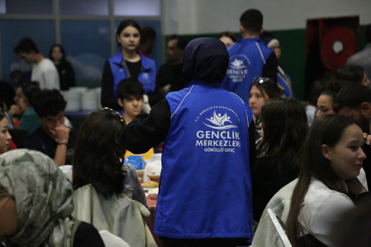 Gençlik Merkezimizde İftar Vakti! 🌙✨
Ramazan’ın huzurunu ve bereketini birlikte yaşamak için gençlerle aynı sofradayız!

<a href="/gencliksporbak/">Gençlik ve Spor Bakanlığı 🇹🇷</a> <a href="/OA_BAK/">Dr. Osman Aşkın Bak</a>