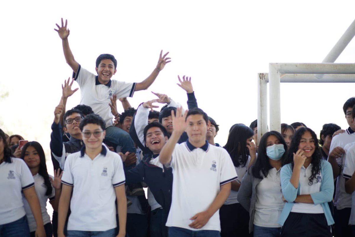AidaGJimenezS's tweet photo. ¡En unidad, con paciencia y mucho trabajo seguiremos transformando con humanismo la educación en nuestro Estado! 

Visita al Plantel 44 con nuestro director general @MiguelPradod y la presidenta municipal @valerosalees de Villaflores . https://t.co/yTGnsmn6HF