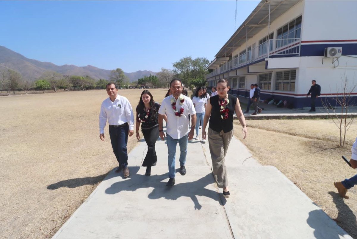 ¡En unidad, con paciencia y mucho trabajo seguiremos transformando con humanismo la educación en nuestro Estado! 

Visita al Plantel 44 con nuestro director general <a href="/MiguelPradod/">Miguel Prado de los Santos</a> y la presidenta municipal <a href="/valerosalees/">valeria rosales</a> de Villaflores .