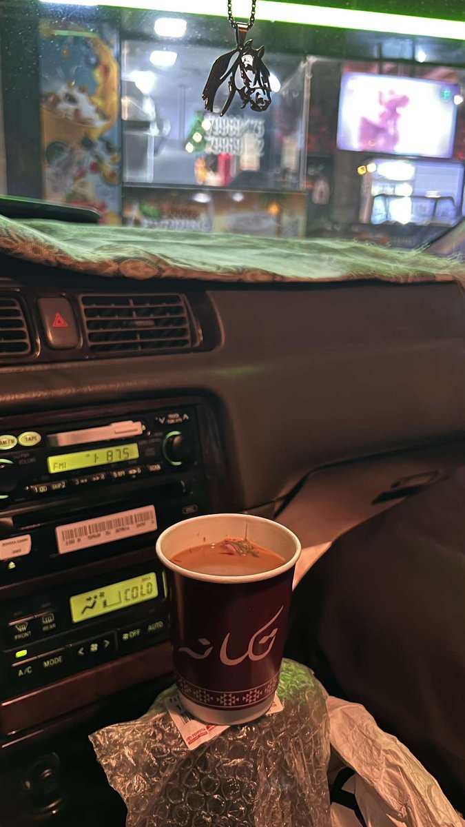 لحظات الدفء في الطريق، مع نكهة الشاي والهدوء.